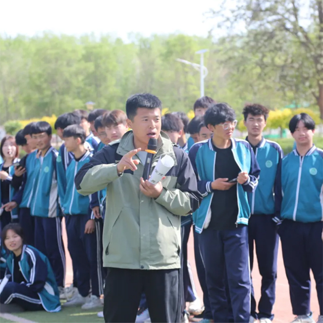 <b>杜爱兵</b>
